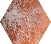 Närbild på skummande ansiktsrengöring på kind.