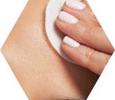 Närbild på peelingpad på kind.