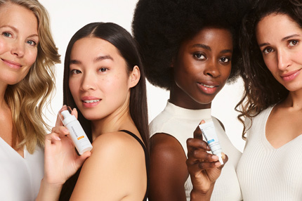 Bild på 4 kvinnor med olika hudton och hår som håller upp NEOSTRATA produkter.