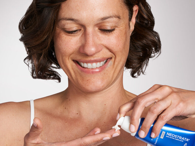 Bild på kvinna som ska applicera hudkräm med peptider