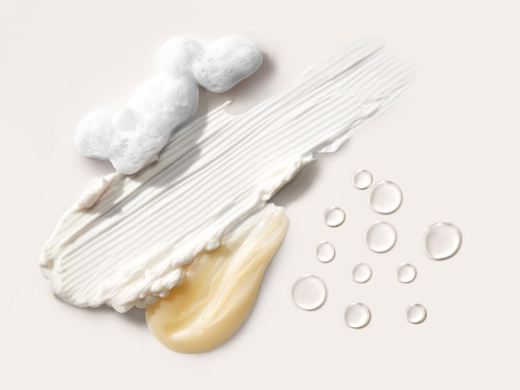 Kuva NEOSTRATAn innovatiivisista ainesosista – pisaroita ja koostumuksia.